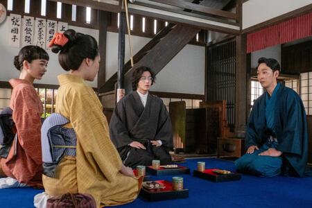 安のため団子屋に集まった面々。左から、りん（見上愛）、妹の安（早坂美海）、シマケン（佐野晶哉）、安のお相手・宗一（上杉柊平）
