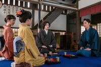 安のため団子屋に集まった面々。左から、りん（見上愛）、妹の安（早坂美海）、シマケン（佐野晶哉）、安のお相手・宗一（上杉柊平）