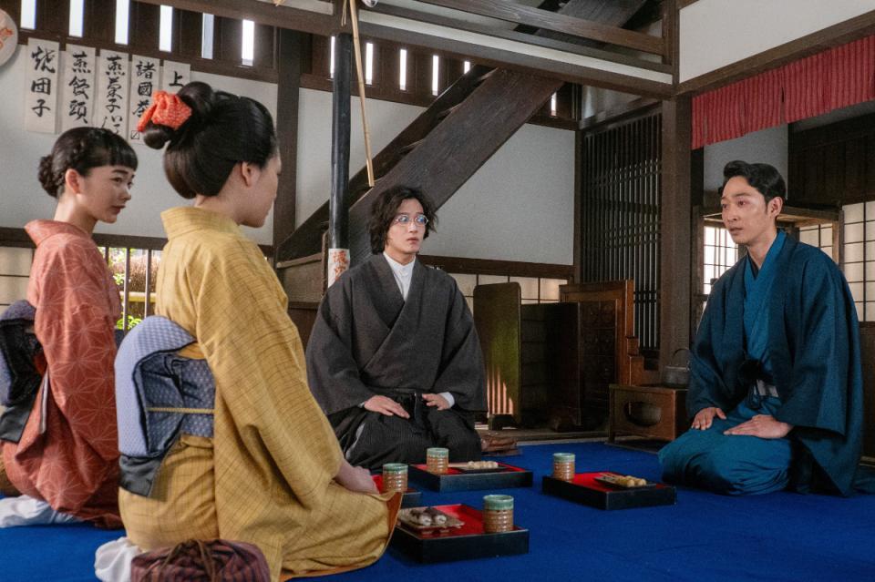 安のため団子屋に集まった面々。左から、りん（見上愛）、妹の安（早坂美海）、シマケン（佐野晶哉）、安のお相手・宗一（上杉柊平）