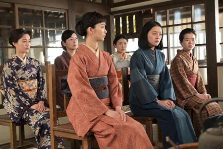 りん（見上愛・前列左）や直美（上坂樹里・前列中央）たち見習い生はバーンズ先生のもとへ