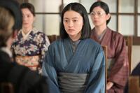 バーンズ先生の話を聞く直美（上坂樹里・中央）