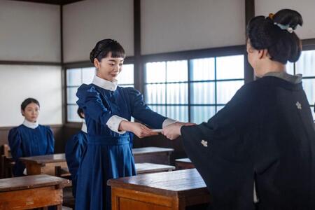 卒業証書を受け取るりん（見上愛）