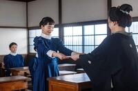 卒業証書を受け取るりん（見上愛）