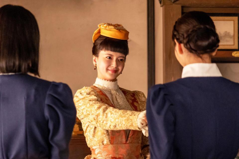 りんと直美は、捨松（多部未華子）から思いがけない話を聞く