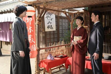 りんを巡って初めて顔を合わせる、シマケンと虎太郎。左から、シマケン（佐野晶哉）、りん（見上愛）、虎太郎（小林虎之介）