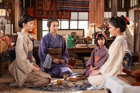 安は何かを思い悩んでいる…？左から、りん（見上愛）、母・美津（水野美紀）、娘・環（英茉）、妹・安（早坂美海）