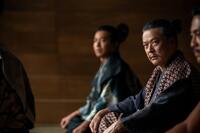 森乱（市川團子）と相撲を取るよう命じられる安藤守就（田中哲司）