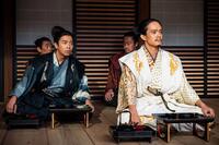 安土城完成の祝宴を楽しむ小一郎（仲野太賀）と秀吉（池松壮亮）