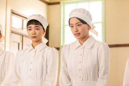 直美（上坂樹里・右）とりん（見上愛）たちは、ツヤが仕事と看護の勉強を両立できるようにと…