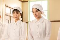 直美（上坂樹里・右）とりん（見上愛）たちは、ツヤが仕事と看護の勉強を両立できるようにと…