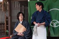 シマケン（佐野晶哉・左）と話す丸山（若林時英）