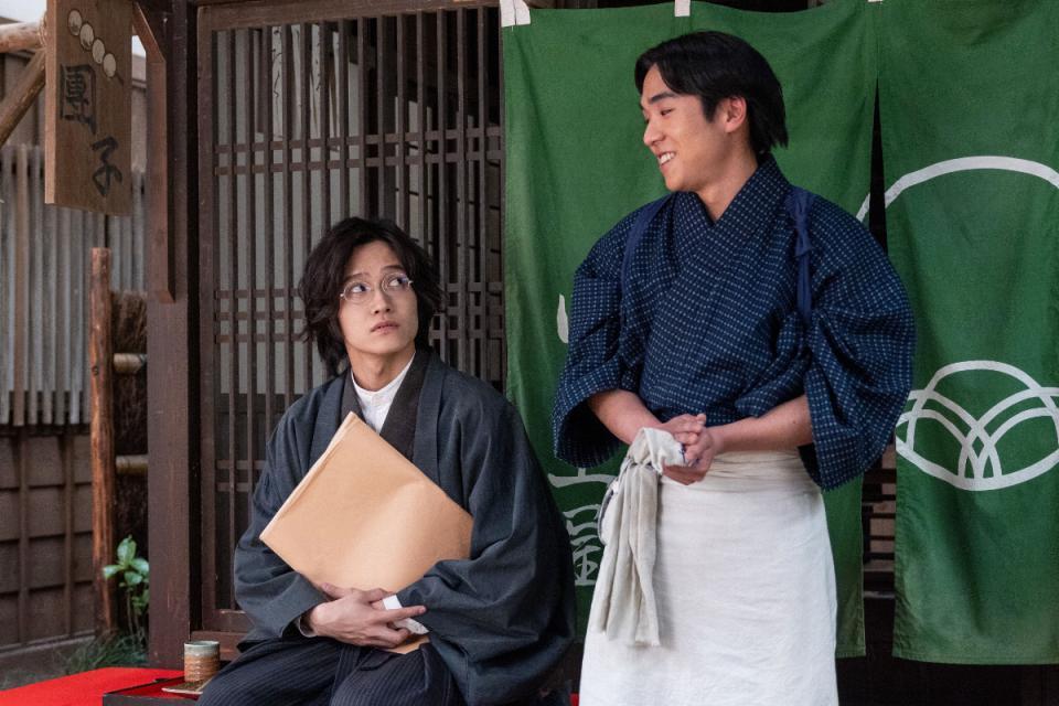 シマケン（佐野晶哉・左）と話す丸山（若林時英）