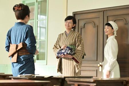 ツヤににこやかに話しかける喜代。左から、ツヤ（東野絢香）、喜代（菊池亜希子）、りん（見上愛）
