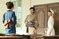 ツヤににこやかに話しかける喜代。左から、ツヤ（東野絢香）、喜代（菊池亜希子）、りん（見上愛）