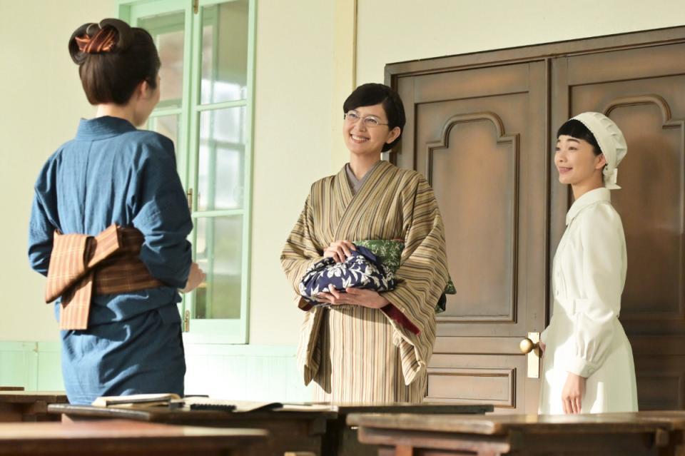 ツヤににこやかに話しかける喜代。左から、ツヤ（東野絢香）、喜代（菊池亜希子）、りん（見上愛）