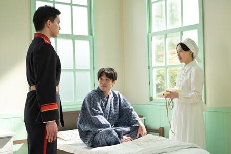 直美（上坂樹里）は見舞いに訪れた小川（甲斐翔真・左）と口論に！？
