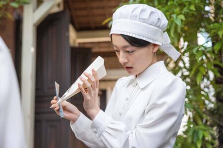 直美（上坂樹里）たちは初めてお給料をもらえることに