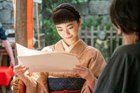 シマケン（佐野晶哉）の小説を読むりん（見上愛）