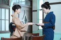 りん（見上愛・左）は看護を勉強する看病婦・ツヤ（東野絢香）を支えようと…