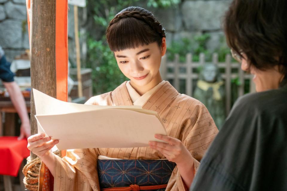 シマケン（佐野晶哉）の小説を読むりん（見上愛）
