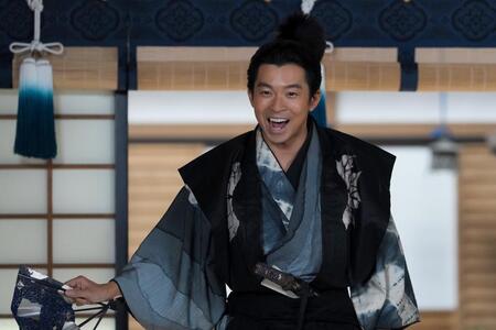 信長と市を長浜城に招く小一郎（仲野太賀）