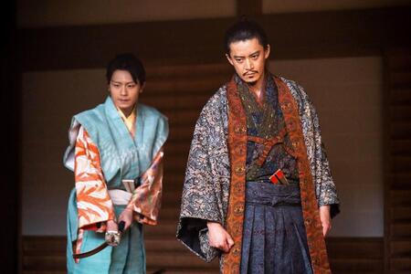 刀を抜く森乱（市川團子）と信長（小栗旬）
