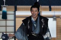 信長と市を長浜城に招く小一郎（仲野太賀）
