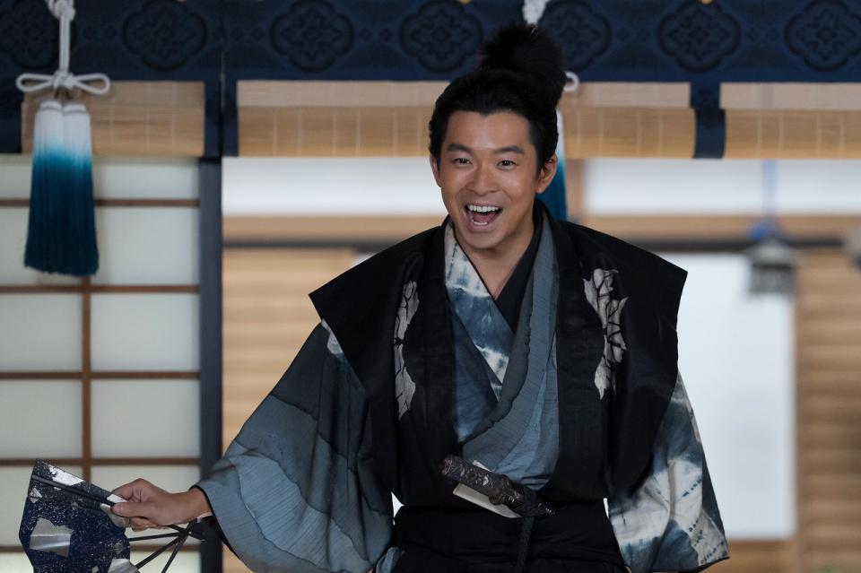 信長と市を長浜城に招く小一郎（仲野太賀）