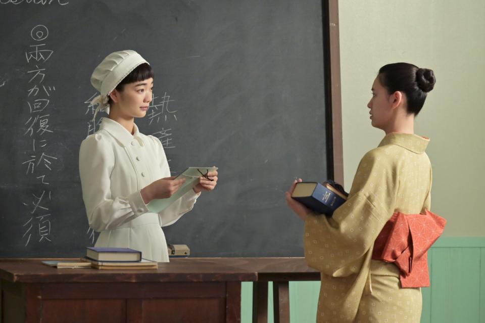 りん（見上愛・右）が教える教室で、看護科の学生ツヤ（東野絢香・右）と