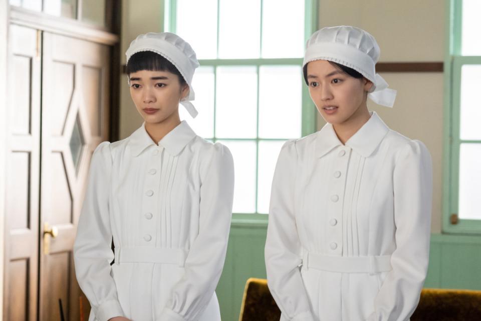 院長に呼び出されたりん（見上愛・左）。直美（上坂樹里）もこわばった表情に
