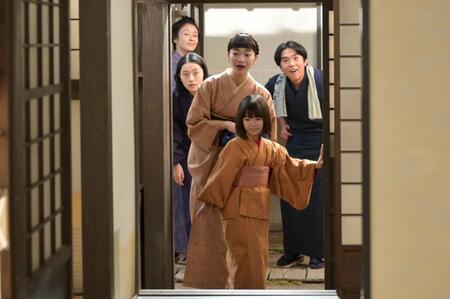 美津が新居を決めてきて…。左からりんの母・美津（水野美紀）、直美（上坂樹里）、りん（見上愛）と娘・環（英茉）、丸山（若林時英）
