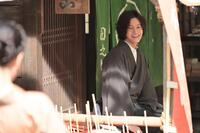 いつもの団子屋で、やわらかく微笑むシマケン（佐野晶哉）