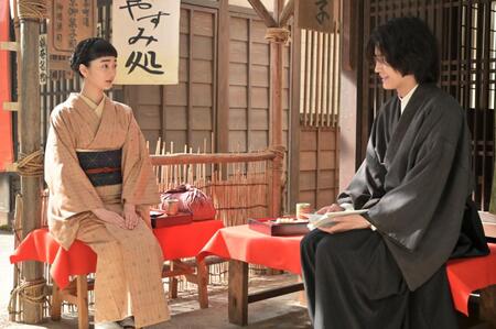 団子屋で近況を語り合うりん（見上愛）とシマケン（佐野晶哉）