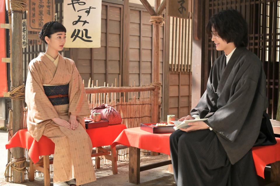 団子屋で近況を語り合うりん（見上愛）とシマケン（佐野晶哉）