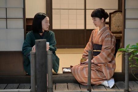 りん（見上愛・右）と直美（上坂樹里）は自宅の縁側で…