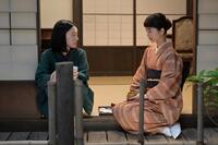 りん（見上愛・右）と直美（上坂樹里）は自宅の縁側で…