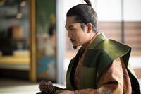 箸を持つ手を止める家康（松下洸平）