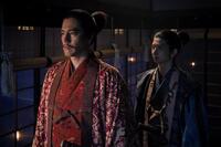 光秀（要潤）と信澄（緒形敦）