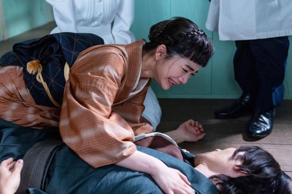 横たわる患者・山本（本田大輔）に、りん（見上愛）は…