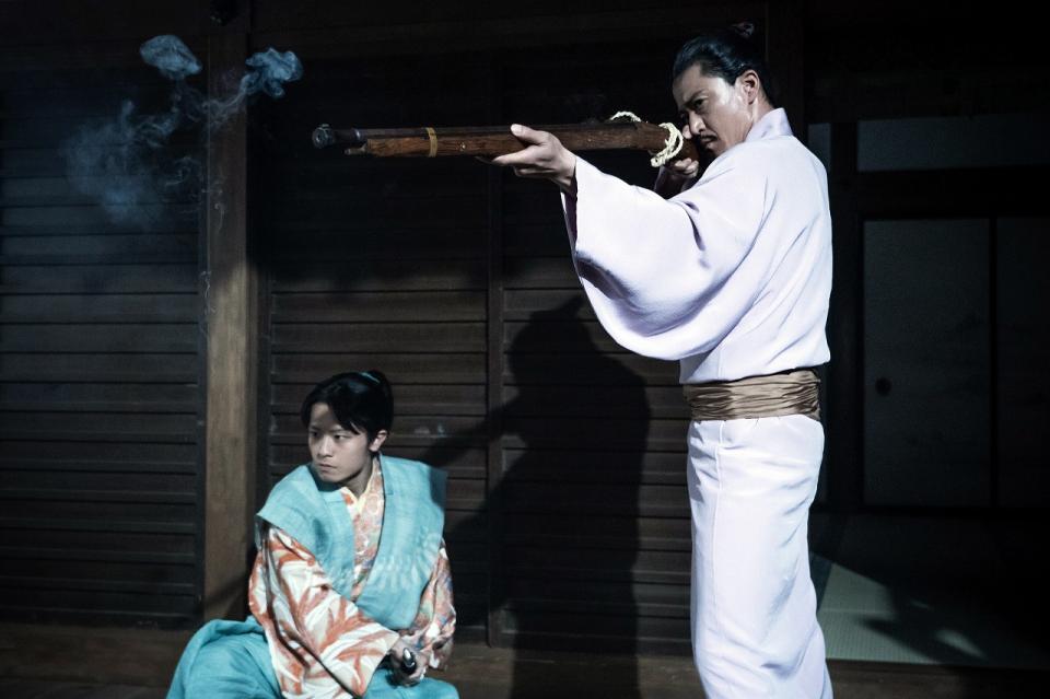 森乱（市川團子）を従え、火縄銃で反撃する信長（小栗旬）