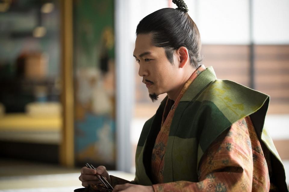 箸を持つ手を止める家康（松下洸平）