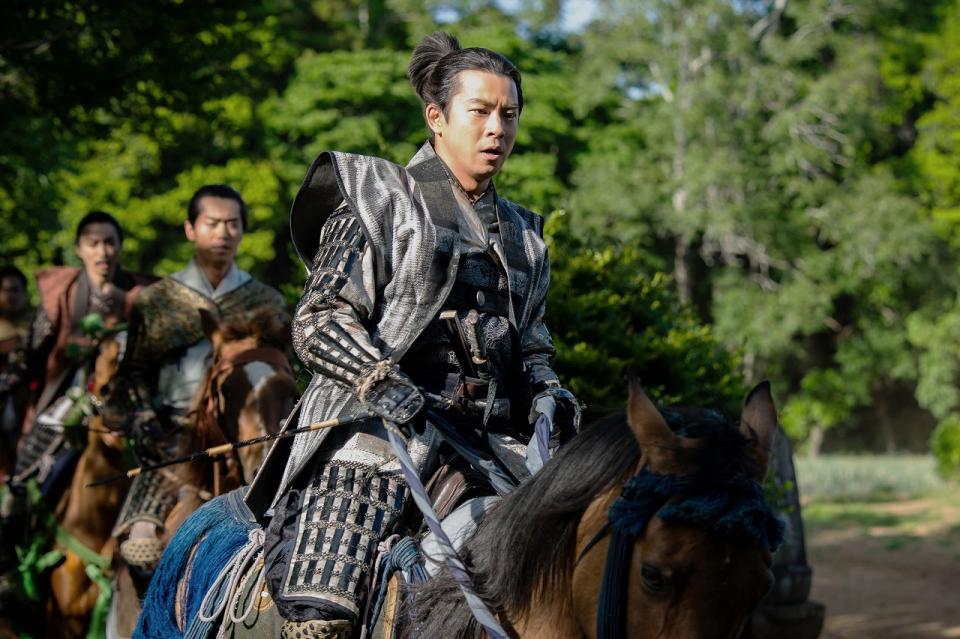 家臣を引き連れ馬で駆ける小一郎（仲野太賀）