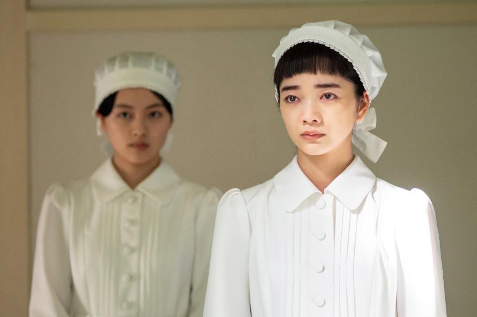 うつろな表情のりん。左から、直美（上坂樹里）、りん（見上愛）