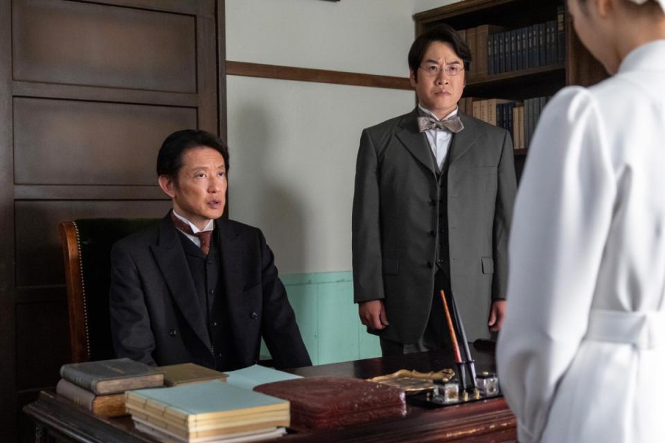 りんに通常通りの勤務を命じる院長・多田。左から、多田（筒井道隆・左）、副院長・渡辺（森田甘路）