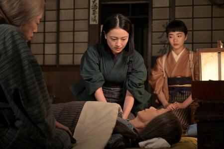 急遽トヨ（松金よね子）のもとに駆け付けた直美（上坂樹里・中央）とりん（見上愛）だが…