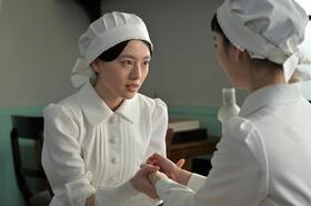 りん（見上愛・右）の手をとり、しっかり目を見て伝える直美（上坂樹里）