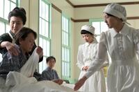 患者を前に、ひとりうつむくりん（見上愛・右から２人目）