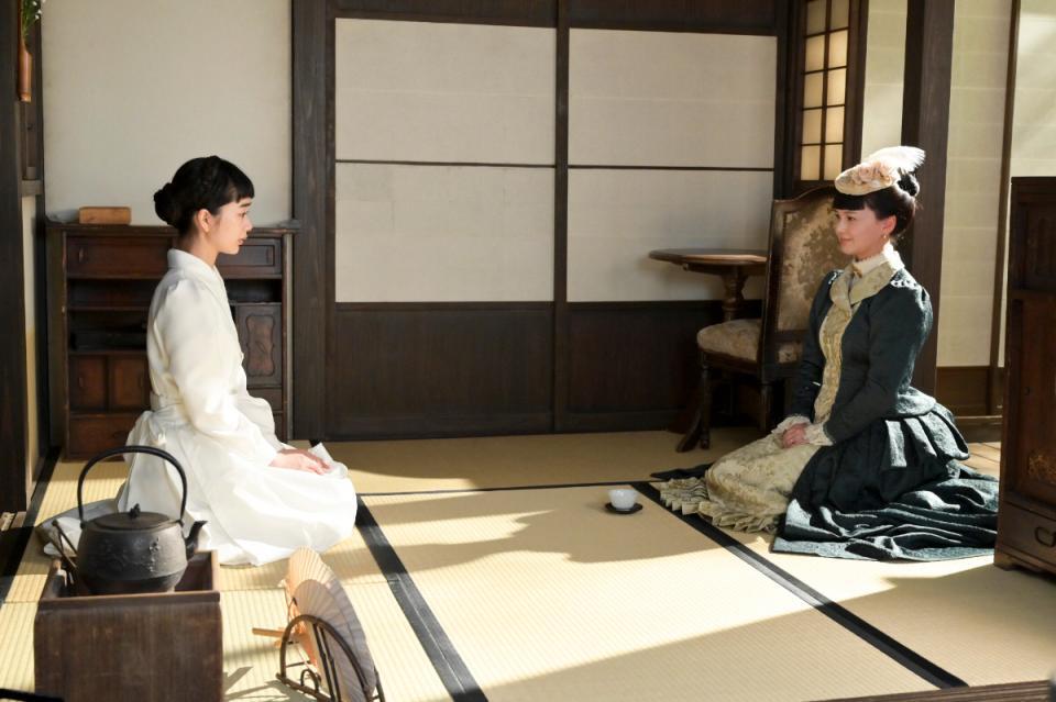 家に戻ったりん（見上愛・左）を待っていたのは、なんと捨松（多部未華子）！