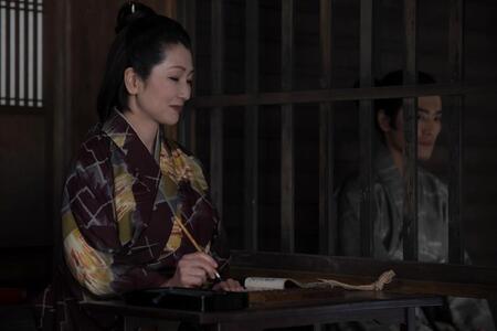 遊女屋の女将・吉祥（鶴田真由）