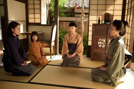 直美は皆にある提案を。左から、直美（上坂樹里）、りんの娘・環（英茉）、りん（見上愛）、りんの母・美津（水野美紀）